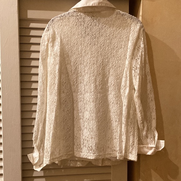 White/cream lace blouse with entire body lined and sleeves are not lined. - Picture 4 of 7